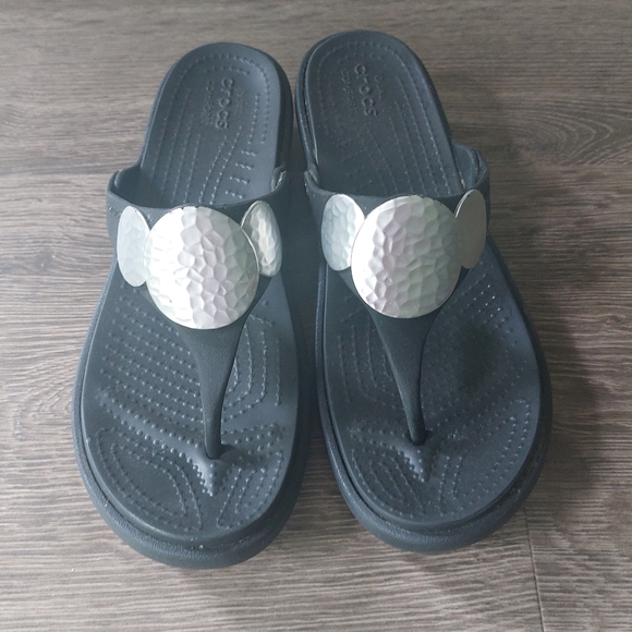 CROCS Shoes - Crocs Sanrah black with matte silver hammered metal detail thong sandals Sz 9